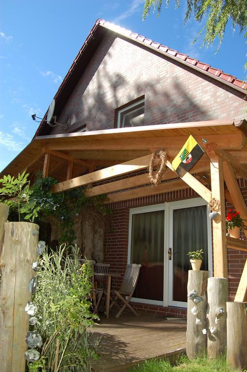 Ferienhaus Im Urigen Garten Bzw Eulenhaus Zingst Ruang foto